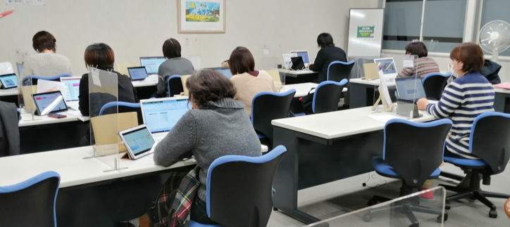 パソコンに向かう女性