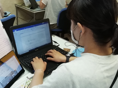 パソコン村 諫早教室 理想的な姿勢です。