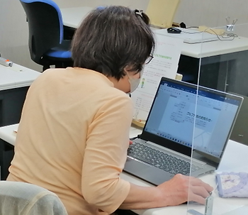パソコンに向かう女性
