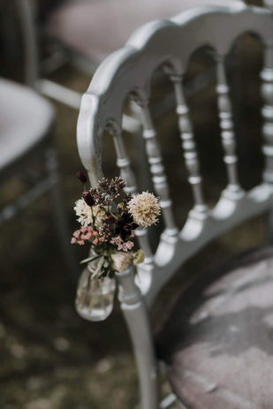 Trouwinspiratie, bloemen, Kleine vaasjes aan de stoelen langs het gangpad. 