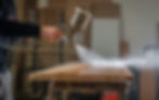 Ein Maler lackiert Holz mit einer Lack-Spritzpistole