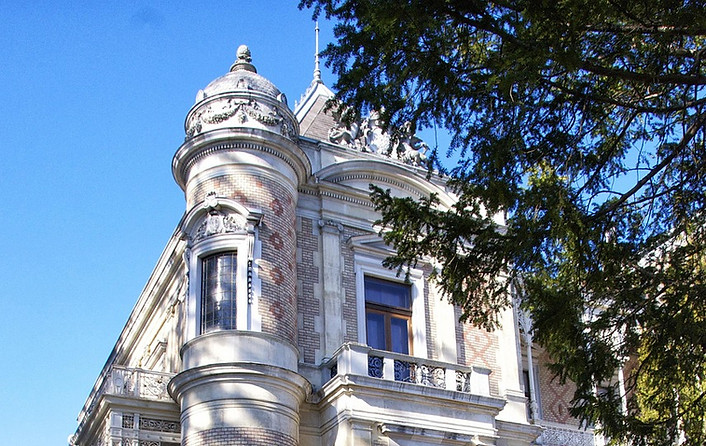 Eine historische Fassade mit Turm in Wien