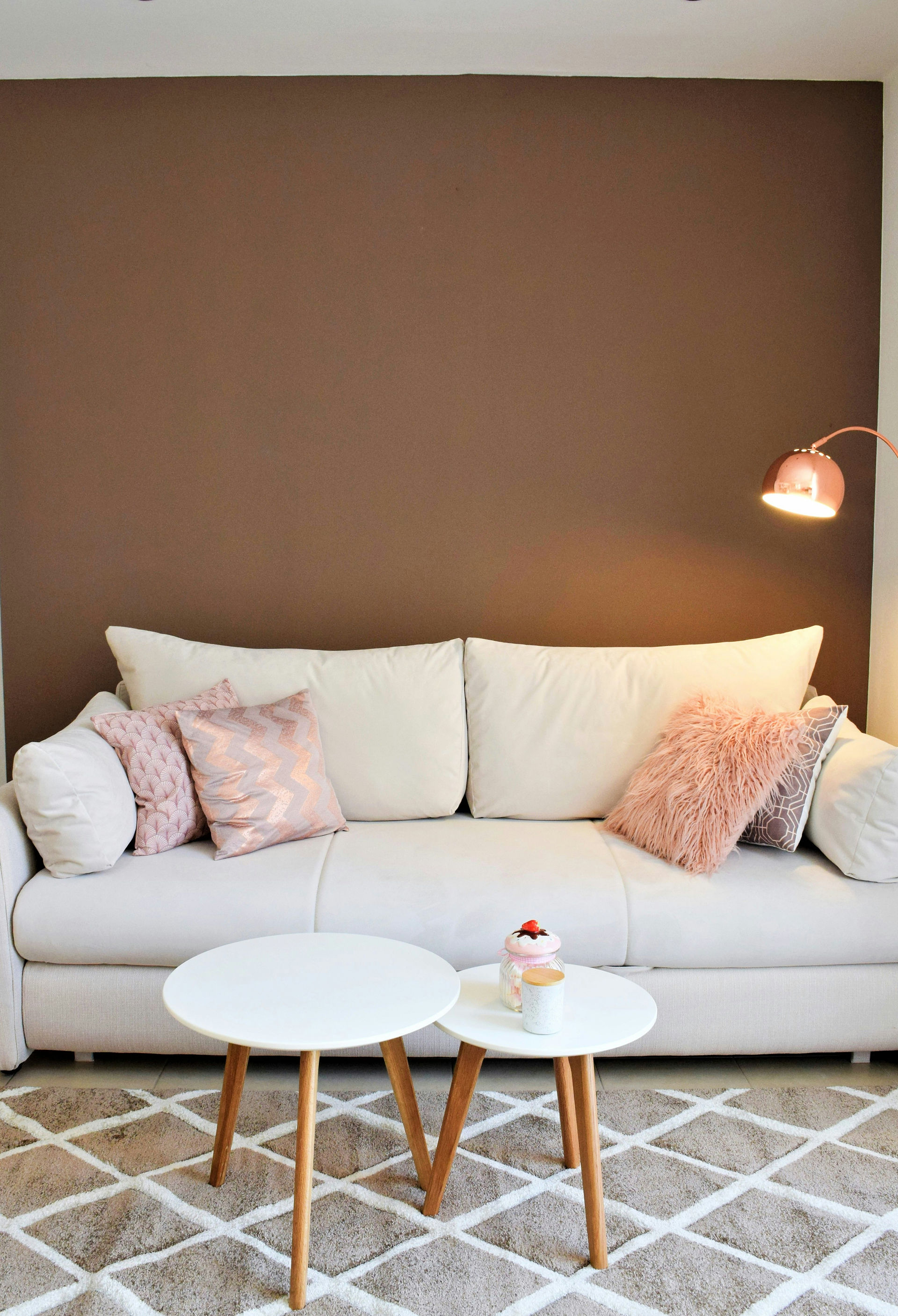 Eine Wand im Farbton Mocha Mousse in einem Wohnzimmer