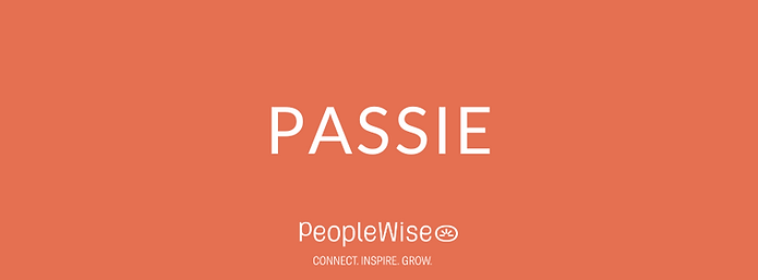 het woord PASSIE op zacht oranje achtergrond met onderaan het logo van peoplewise en de tagline connect inspire grow