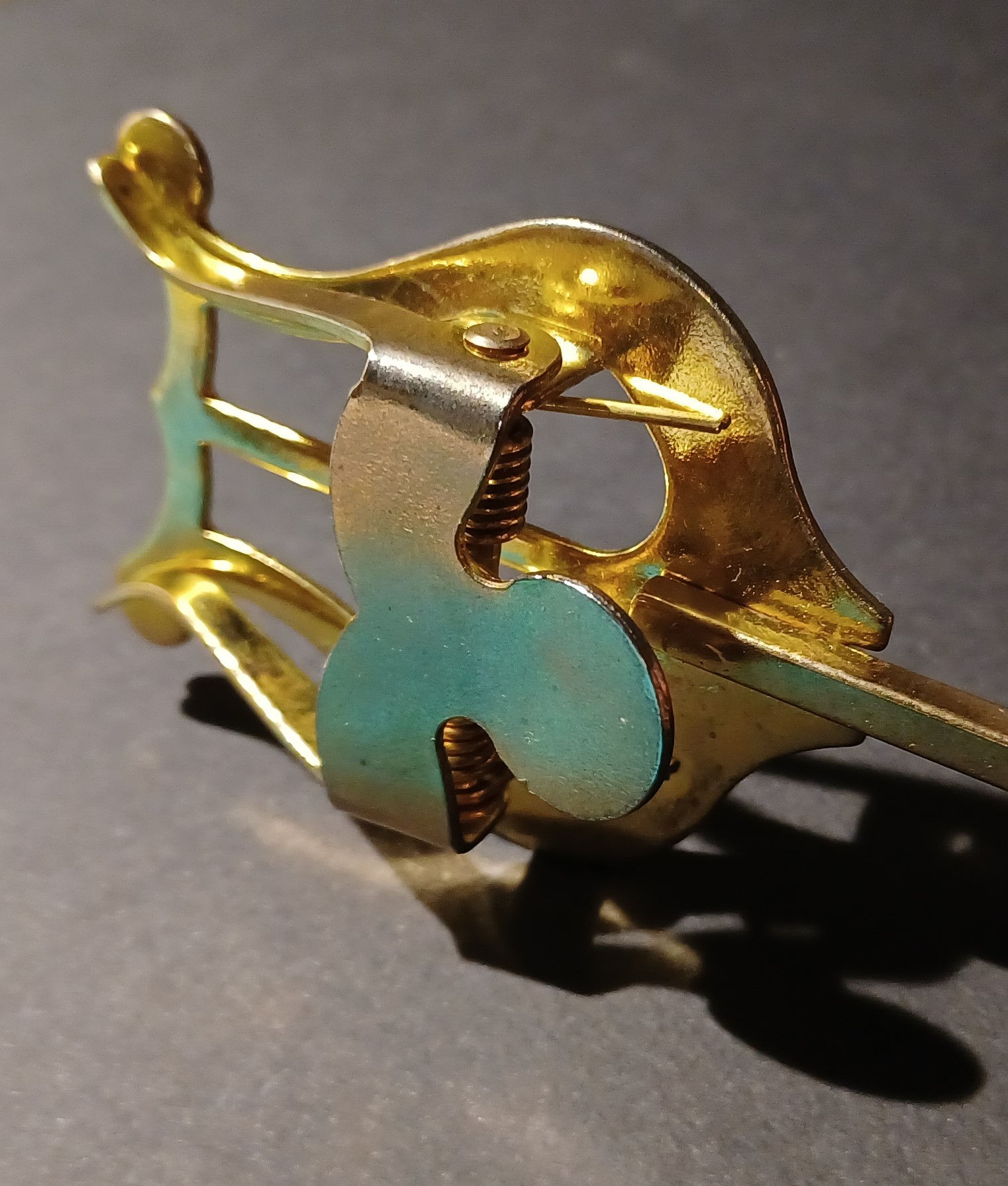 Omärkt nothållare notgaffel för trumpet/kornett - med munrörshållare