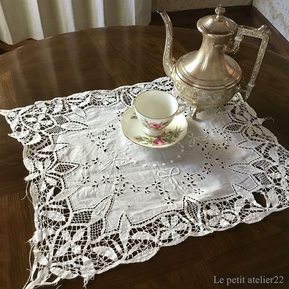 サムネイル： フランス アンティーク リネン ドイリー テーブルセンター カットワーク バテンレース リボン 42 x 55 cm