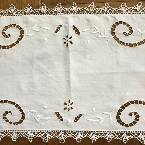 【美品】フランスアンティーク リシュリュー刺繍 スカラップ クロス[3077] 美品】フランスアンティーク リシュリュー刺繍 スカラップ