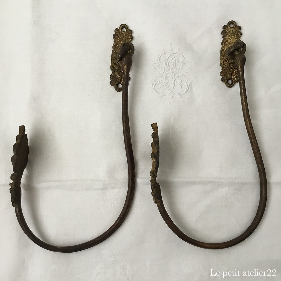 サムネイル： (2本セット、1本訳あり)フランス アンティーク ロカイユ装飾 カーテンホルダー カーテンフック 25.5 cm