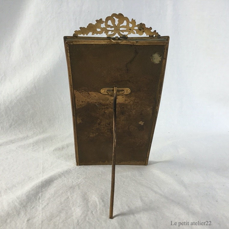 サムネイル： フランス アンティーク真鍮 リボンのオルモル装飾 フォトスタンド フォトフレーム スタジオポートレート写真付き  22.5 cm