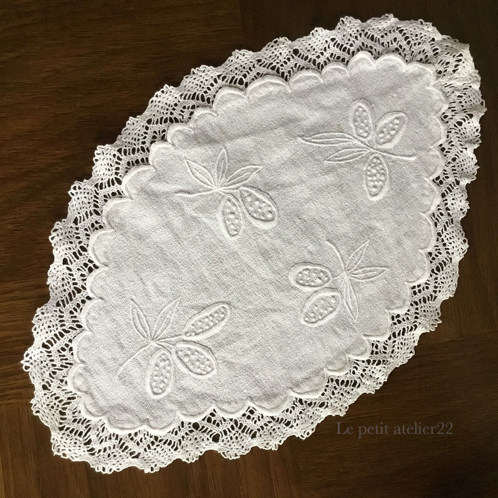 フランス アンティーク リネン ドイリー ダマスク織 白刺繍  白 ホワイト アーモンド 21 x 33 cm