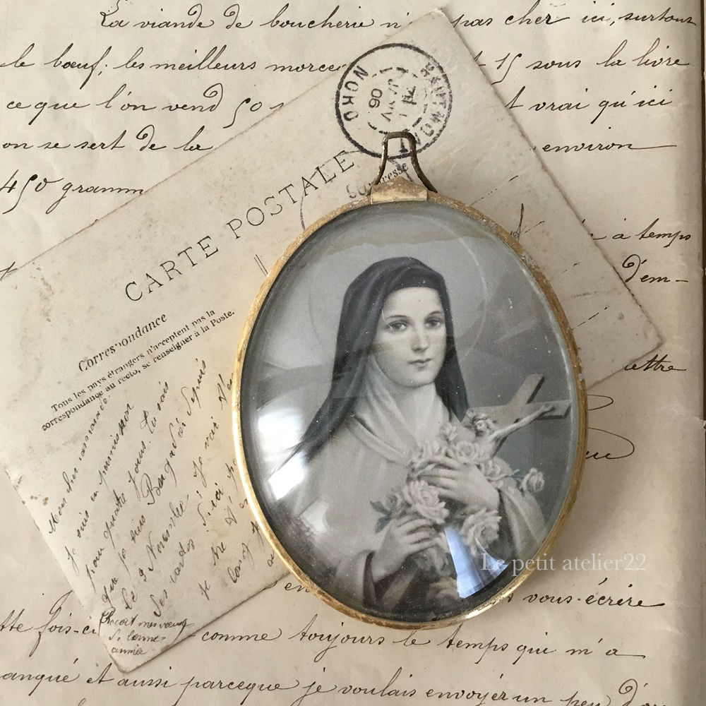 フランス アンティーク 湾曲ガラス ガラスドームのフォトフレーム  リジューの聖テレーズ 10cm