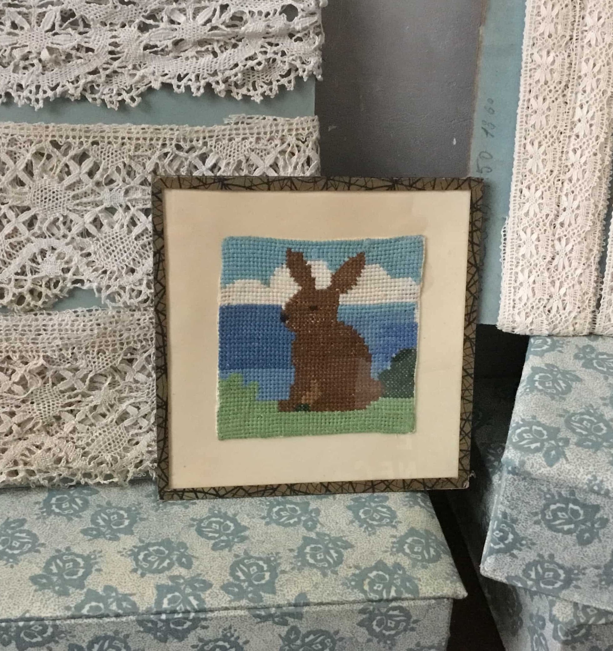 フランス アンティーク クロスステッチ ガラスフレーム うさぎ (1959) 16 cm