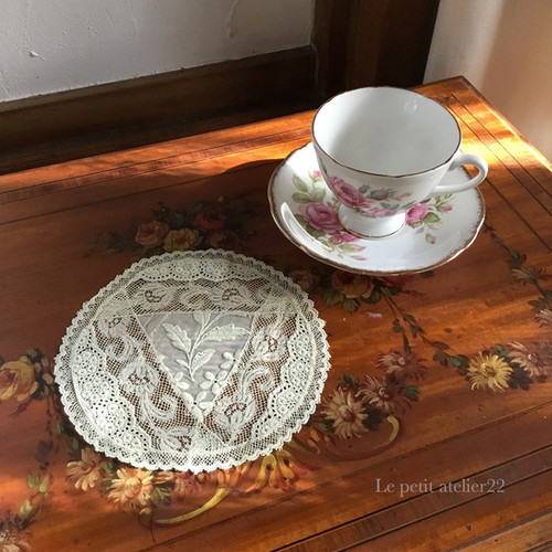 アンティークフランス 4層のぷっくり花刺繍イエロー&ペールブルー