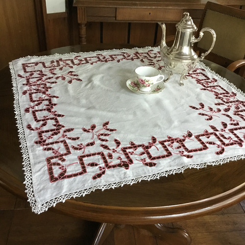 【美品】フランスアンティーク 手刺繍モノグラム テーブルクロス 赤のフリル付 美品】フランスアンティーク 手刺繍モノグラム テーブルクロス