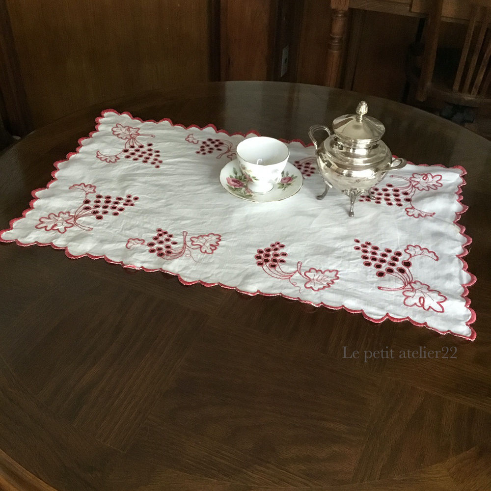 フランス アンティーク リネン テーブルセンター カットワーク 赤刺繍 スカラップ 43 x 70 cm