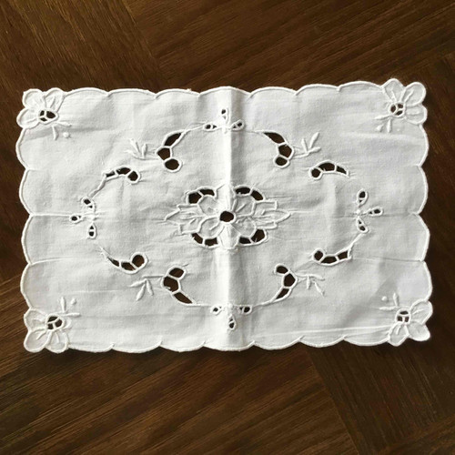 ヨーロッパアンティーク 薔薇/芍薬 シノワズリ 白糸刺繍 スカラップリムドイリー D) フランス アンティーク コットン ドイリー カットワーク スカラップ