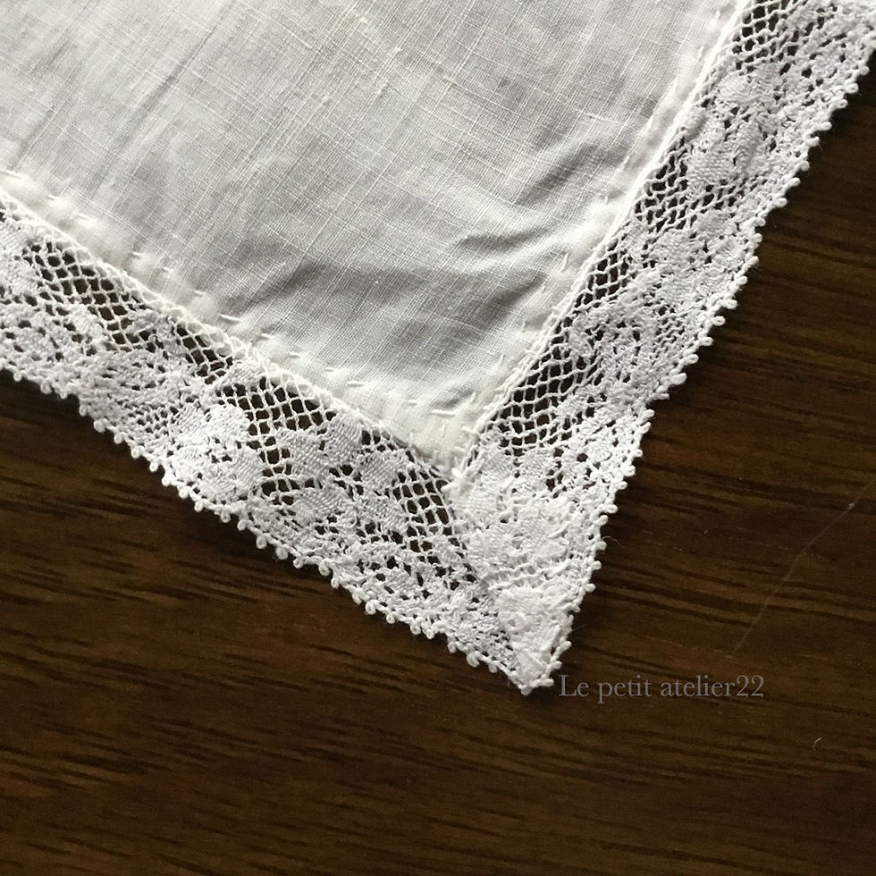 サムネイル： (B)フランスアンティーク コットンローン ハンカチ ホワイトワーク 白刺繍 23,5 x 24 cm