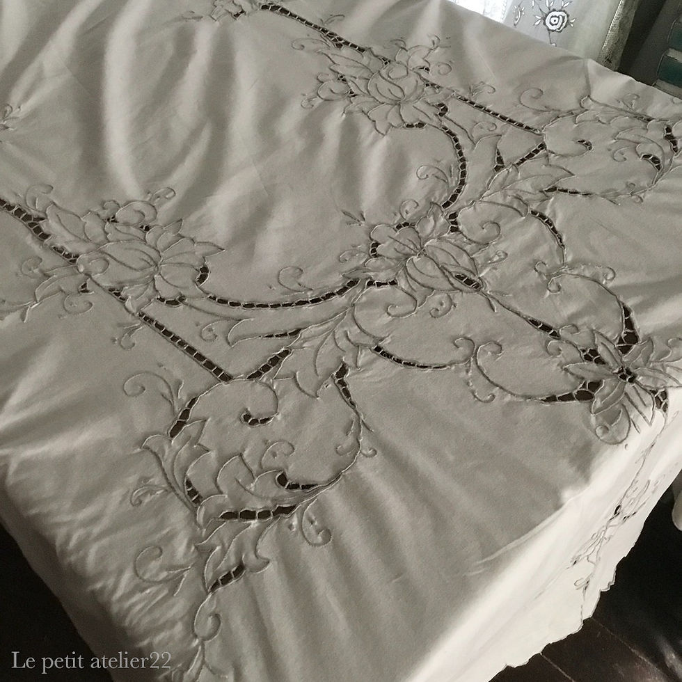 サムネイル： (長方形)(特大)(ナプキン12枚付)フランス アンティーク コットン テーブルクロス 花刺繍 カットワーク スカラップ ピンクエクリュ165 x 245 cm
