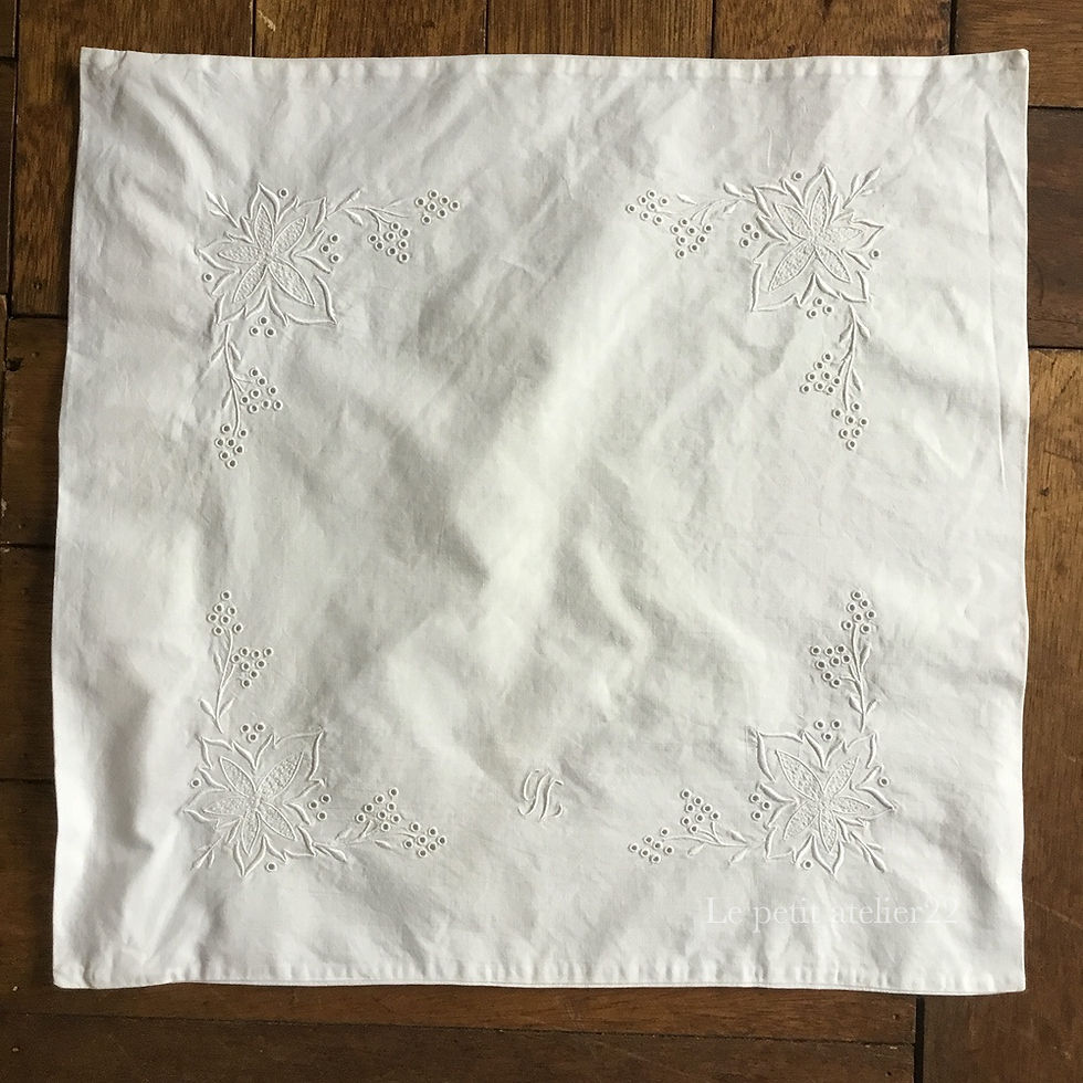 サムネイル： (B)(在庫2) フランスアンティークリネン クッションカバー / ピローケース  花刺繍 モノグラム 39 x 40