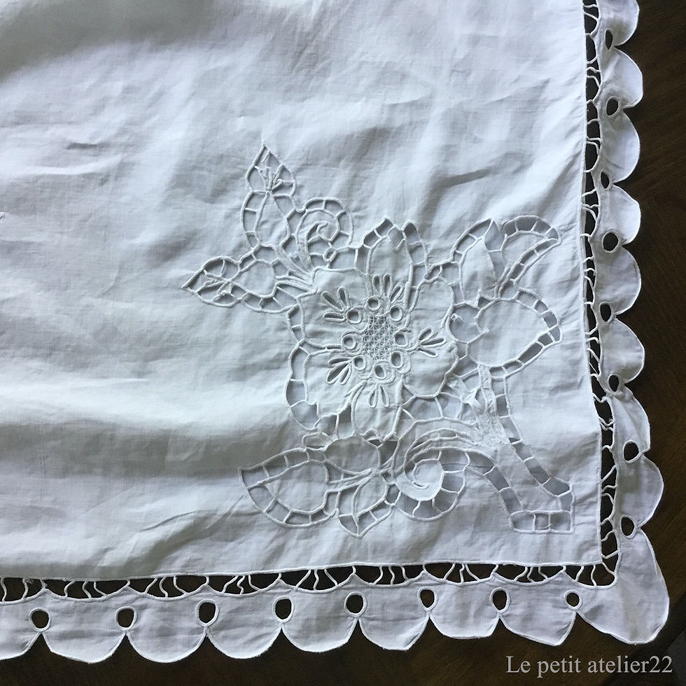 サムネイル： フランス アンティーク リネン 大判 クッション カバー / ピローケース モノグラム" CL ”カットワーク刺繍 花 スカラップ 77 x 79