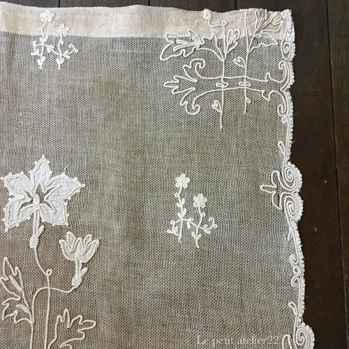 【美品】フランスアンティーク 花模様の手刺繍 フリルカフェカーテン[3376] 美品】フランスアンティーク CB手刺繍 ホワイトフリルカフェ