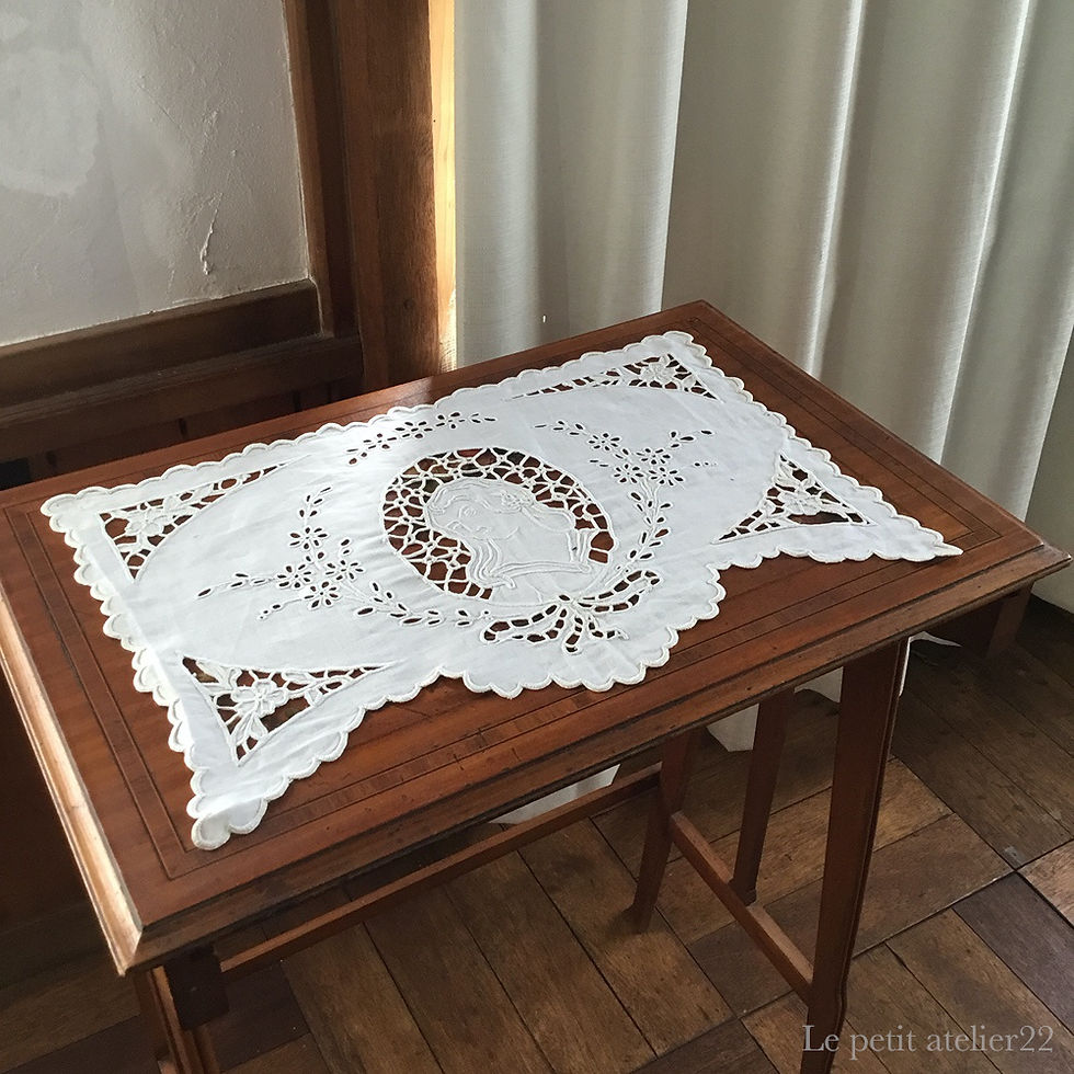 サムネイル： フランス アンティーク コットン ドイリー テーブルセンター  カットワーク スカラップ  30 x 45 cm