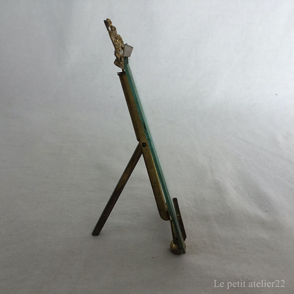 サムネイル： フランス アンティーク ガラスと真鍮 リボンのオルモル装飾 金彩 フォトスタンド フォトフレーム 13.3 cm (S)