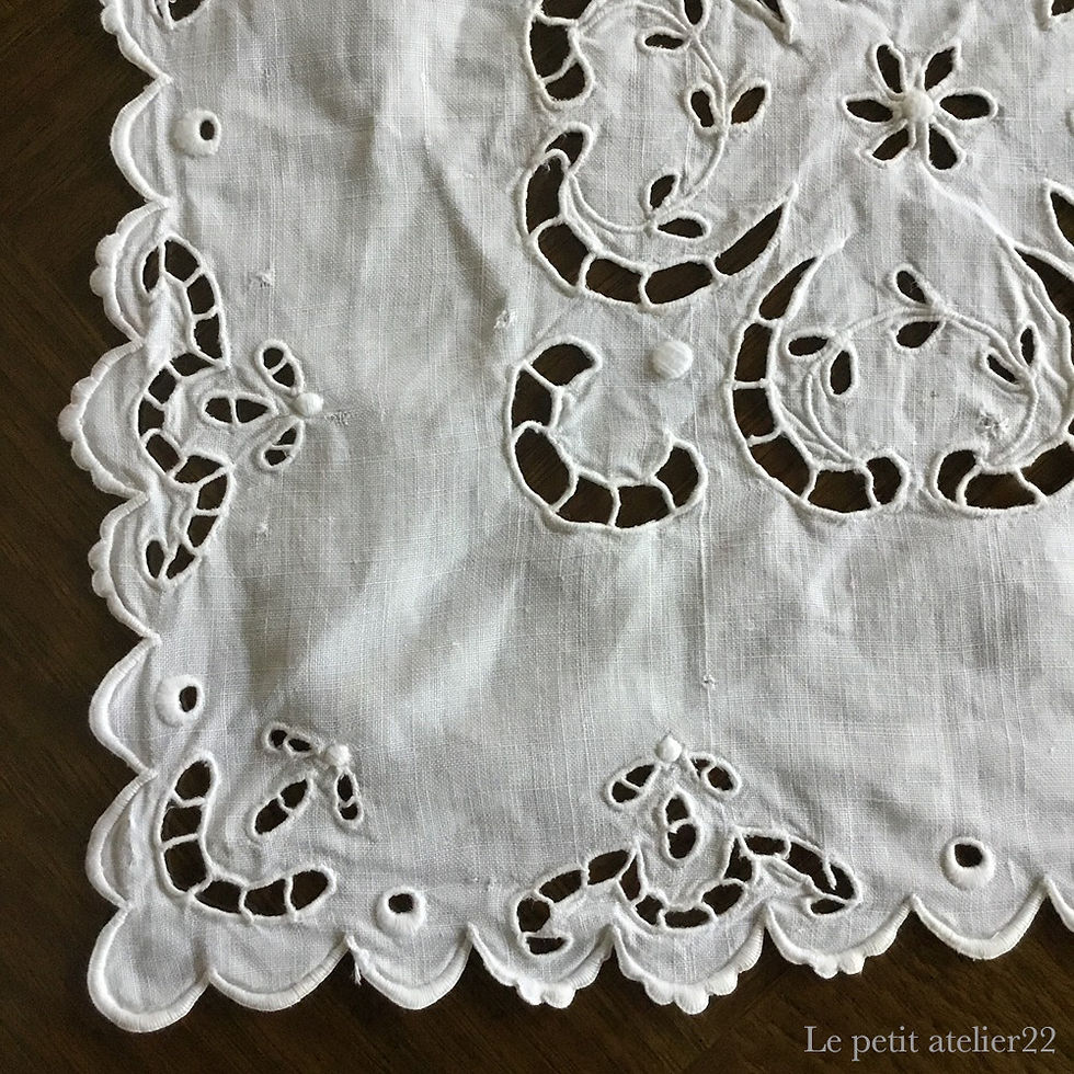 サムネイル： フランス アンティーク リネン ドイリー  カットワーク スカラップ刺繍  ホワイト 白  31 x  32 cm