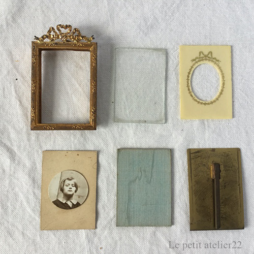 フランス アンティーク 真鍮 リボンのオルモル装飾 フォトスタンド