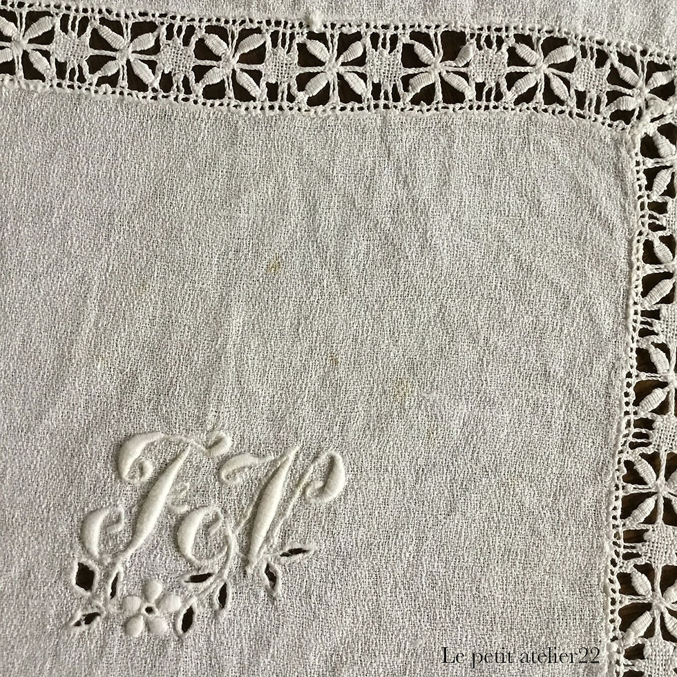 サムネイル： (残0/在庫4) フランス アンティーク リネン テーブルナプキン/ドイリー ダマスク織 白刺繍 モノグラム ホワイト 30 x 33 cm