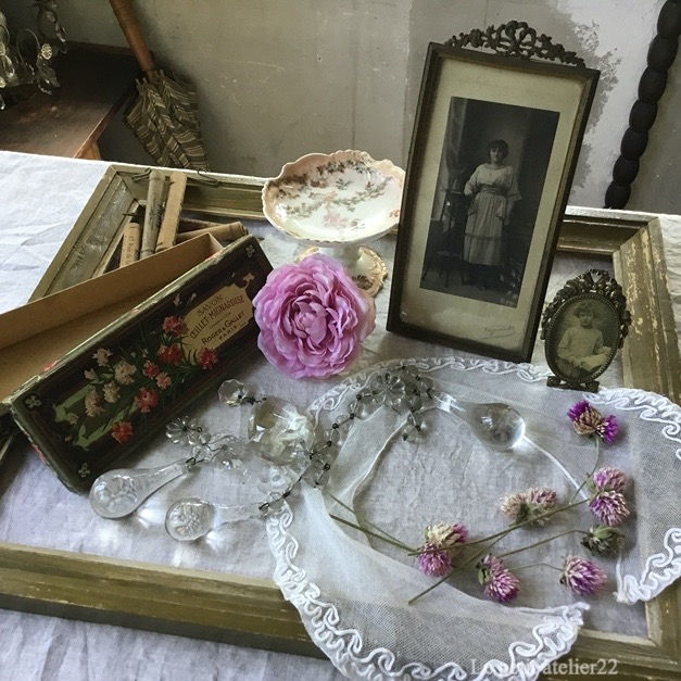 サムネイル： フランス アンティーク真鍮 リボンのオルモル装飾 フォトスタンド フォトフレーム スタジオポートレート写真付き  22.5 cm