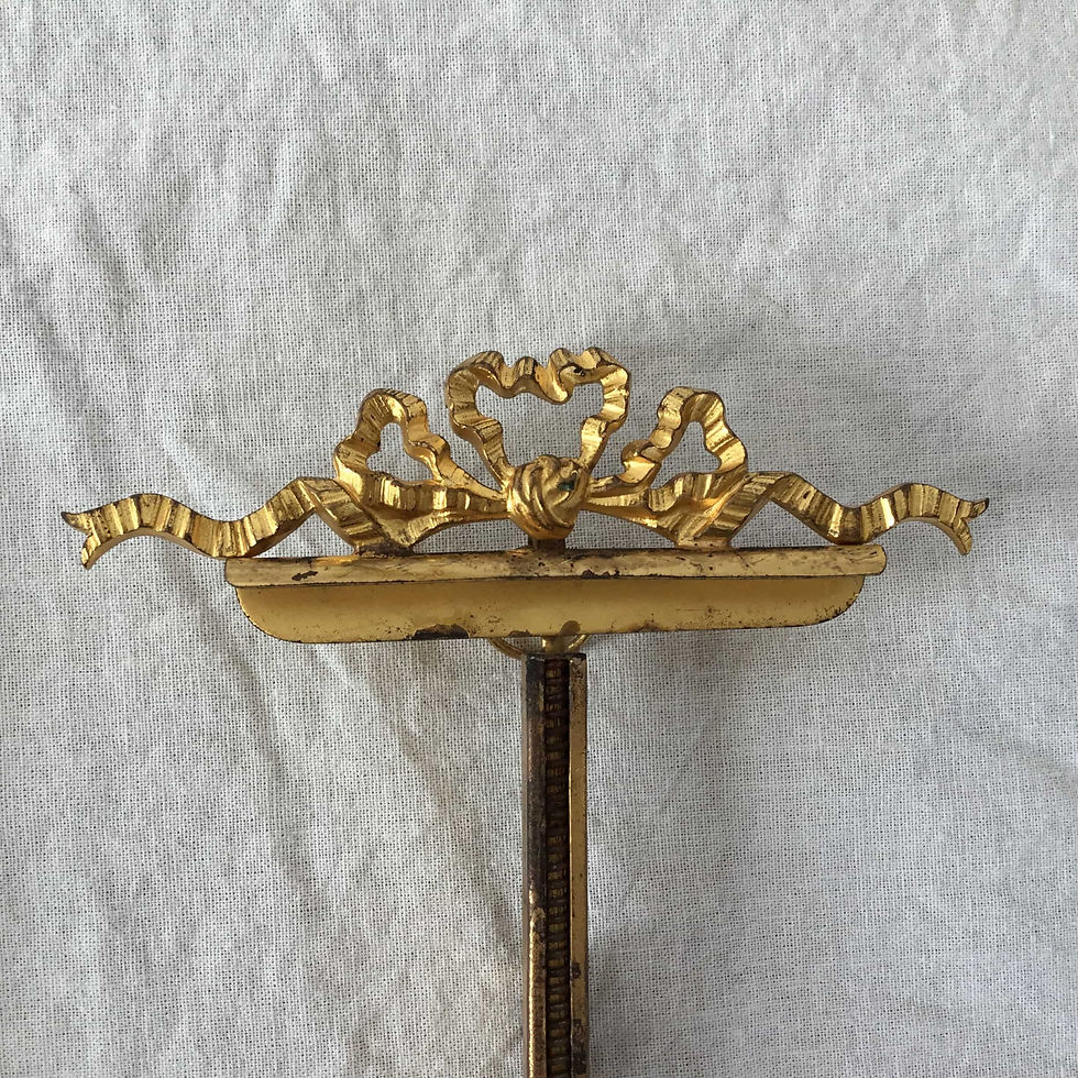 サムネイル： フランス アンティーク ガラスと真鍮 リボンのオルモル装飾 フォトスタンド フォトフレーム 写真なし 20 cm