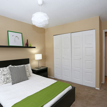 Dormitorio con vestidor en Hunter's Crossing