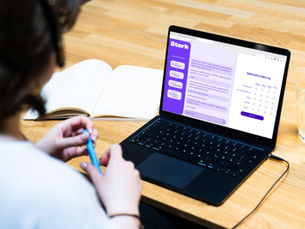 junge Person vor dem Laptop die mit einem KI-Chatbot ein Berufsorientierungsgespräch führt