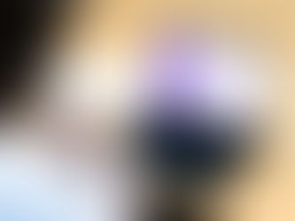 junge Person vor dem Laptop die mit einem KI-Chatbot ein Berufsorientierungsgespräch führt