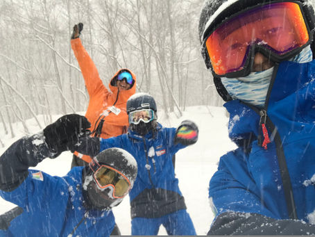 まさかの大雪、歓喜に沸くインストラクター達