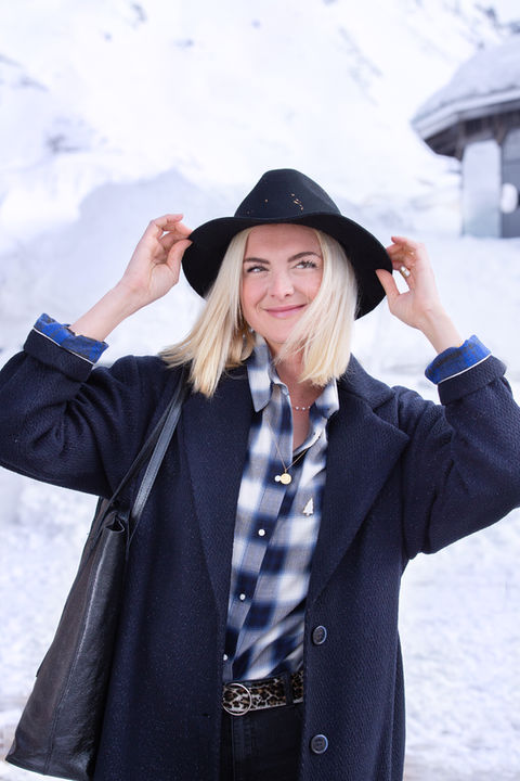 ValdIsere-LOOK16-CAMILLE-manteau+chemise+chapeau-(NEIGE PISTES)-7755.jpg