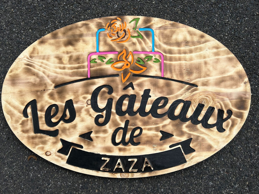 Logo ovale recto-verso ‘Les Gâteaux de Zaza’ en bois, alliant authenticité et charme artisanal pour sublimer l’identité gourmande.