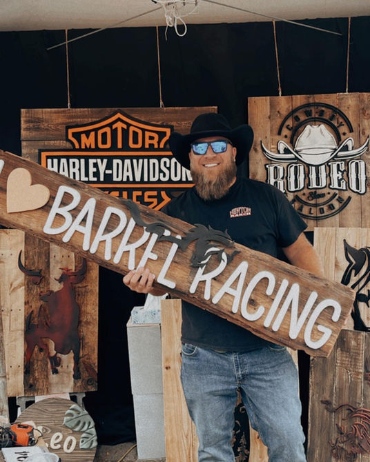 Affiche personnalisée en bois pour Jasmine, sur le thème du barrel racing et des courses de chevaux western, créée pour le Festival Western de St-Tite.
