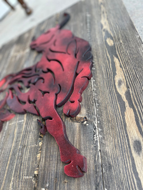 Bull rouge en bois recyclé, conçu pour les passionnés de bull riding, ajoutant une touche western et dynamique.