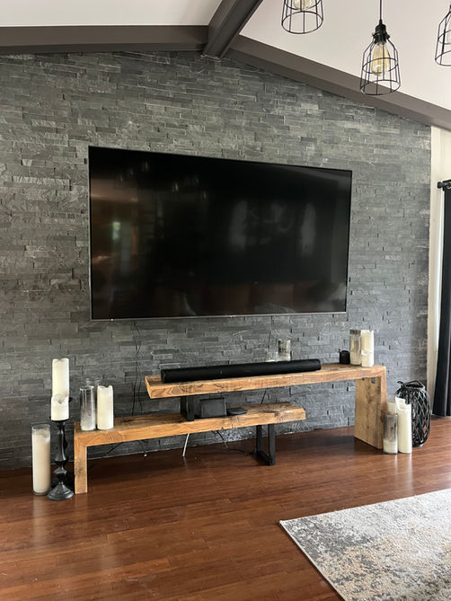 Meuble télé sur mesure pour grand format, offrant un design fonctionnel et adapté à votre salon.