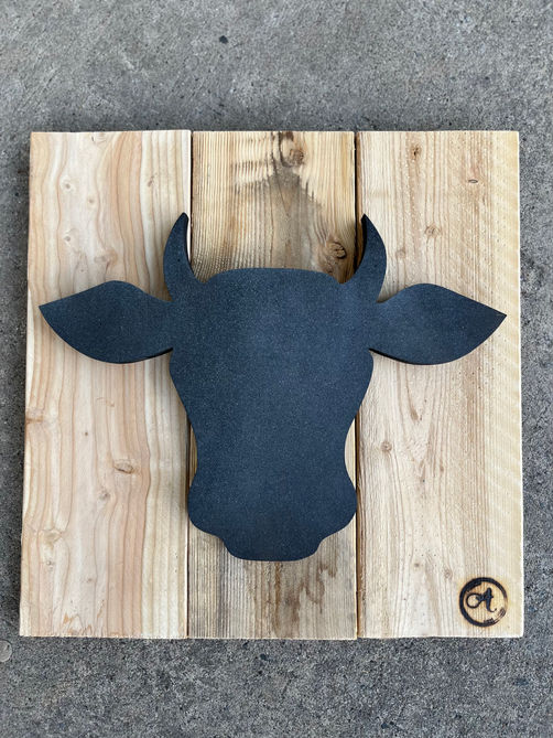 Tête de taureau en bois recyclé, apportant une touche rustique et authentique de style ranch à votre décor.