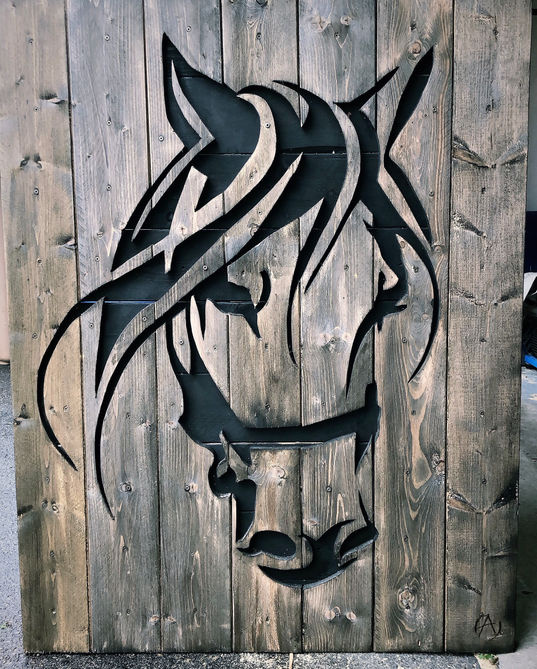 Tête de cheval personnalisée ‘Jasmine’, en bois recyclé, une pièce phare de ma collection pour les amateurs d’équitation.