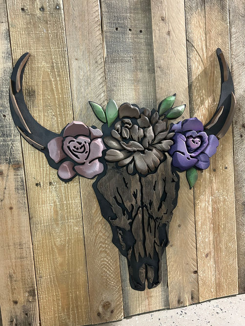 Le Bella : tête de taureau ornée de fleurs, symbolisant force et féminité. Création artisanale pour le Festival Western de St-Tite.