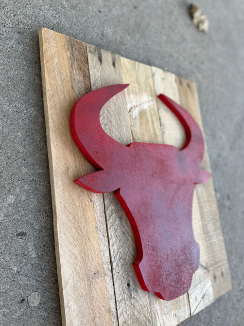 Tête de taureau en bois recyclé, apportant une touche rustique et authentique de style ranch à votre décor.