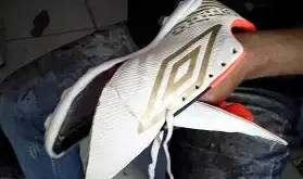 Após lesão causa por cachorro de "grande" porte, goleiro Cheddar vai usar chuteira com recurso para jogo.