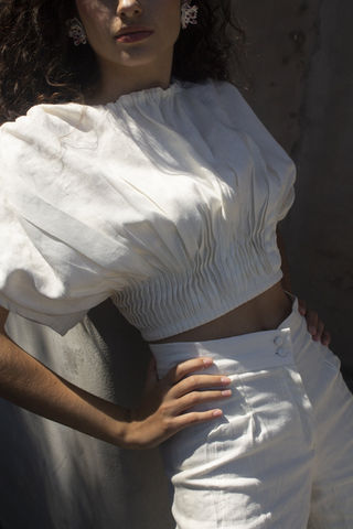 A fresh and new fashion look inspired in the
1940s post-war and the 2021 post-pandemic
times.
