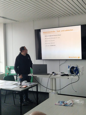 Referent spricht zum Thema Ladungssicheheit