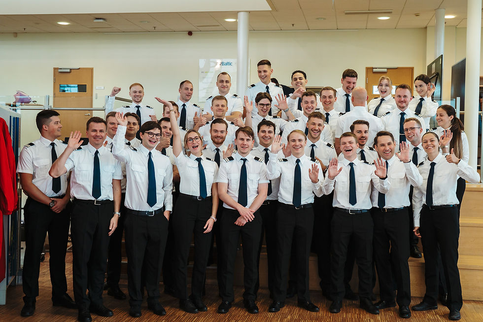 airBaltic Pilotu akadēmija atzīmē 33 absolventu izlaidumu