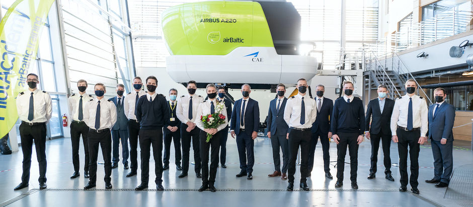 Desmit studenti absolvē airBaltic Pilotu akadēmiju